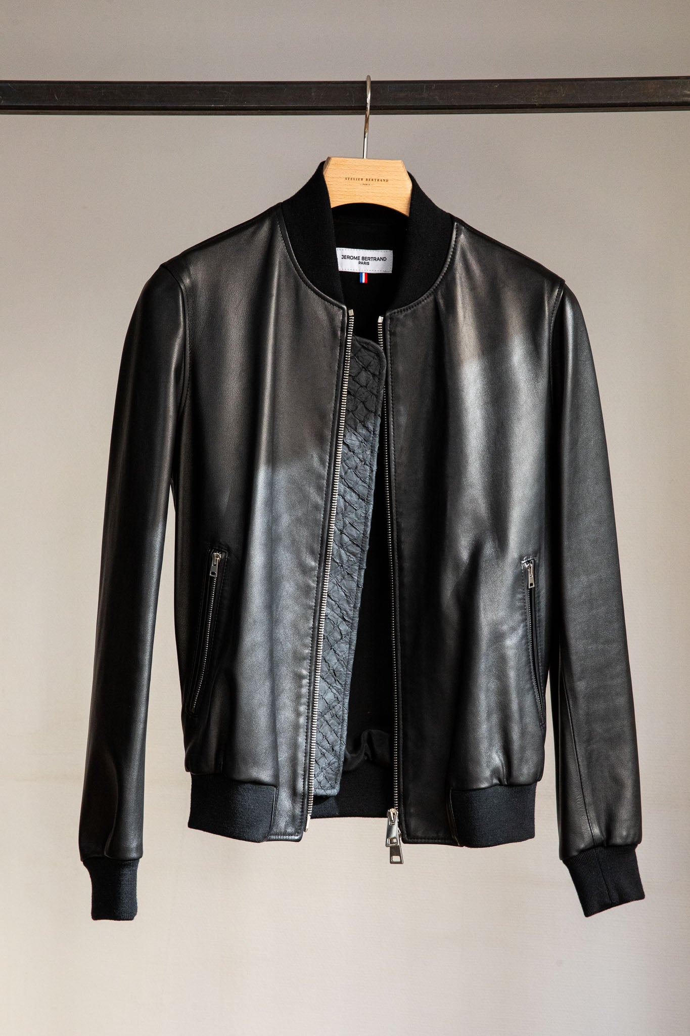 Bomber fit — Agneau plongé & pirarucu noir — Taille 48