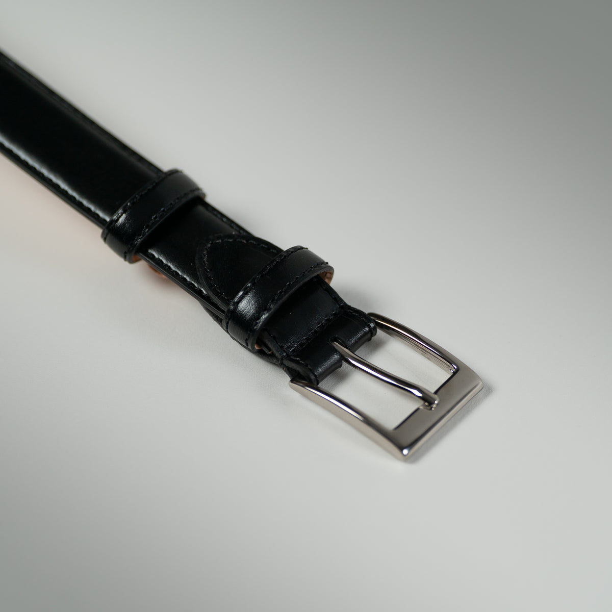 Calf leather belt with black patina