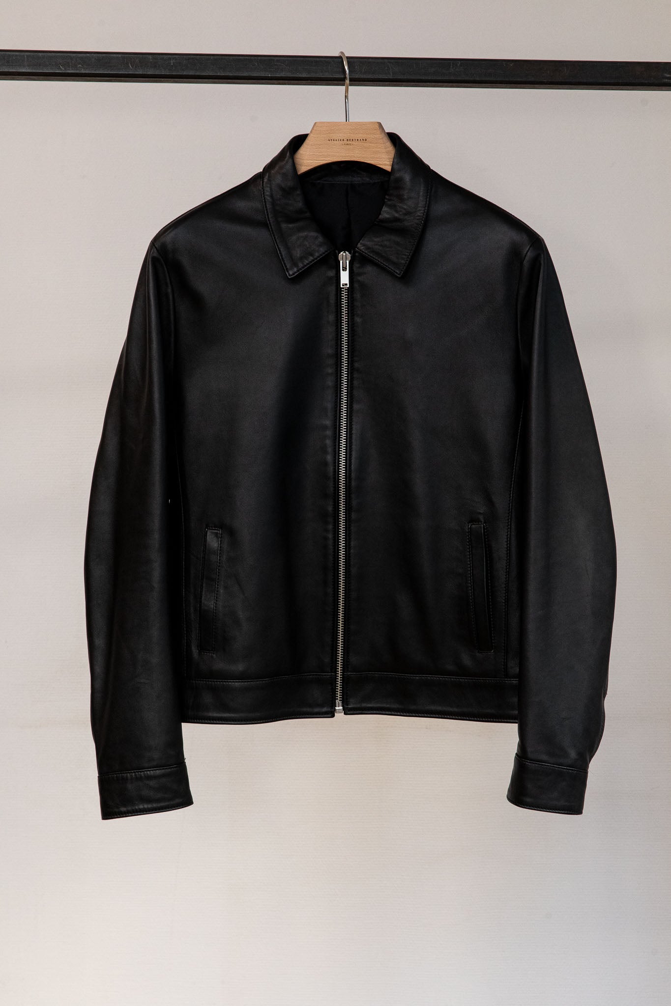 Col chemise — Agneau plongé noir — Taille 46